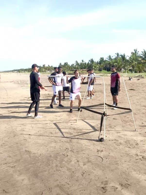 Los Coras se van a San Blas para entrenar en la playa