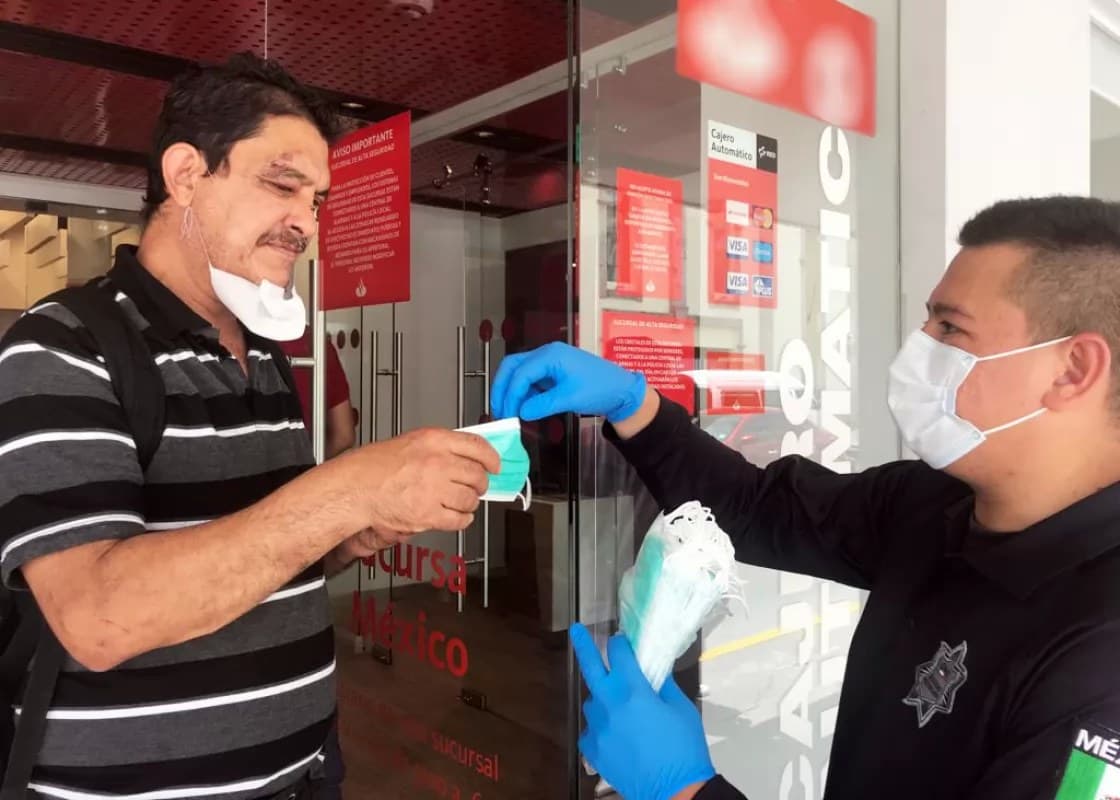 Regala Policía Estatal cubrebocas en las calles de Tepic