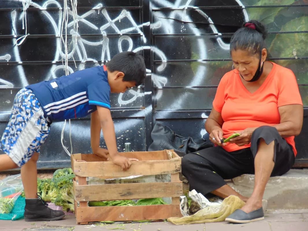 Comerciante de verduras pide a fiscales que le permitan trabajar