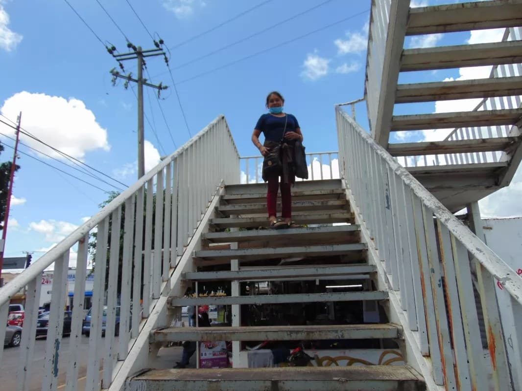 Piden a agentes vialidad vigilar que transeúntes usen el puente peatonal