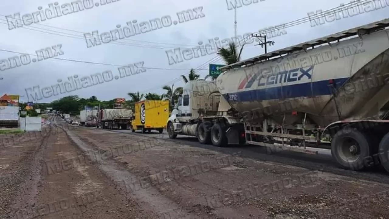 ¡enorme árbol cayo y cerró la carretera federal 200!
