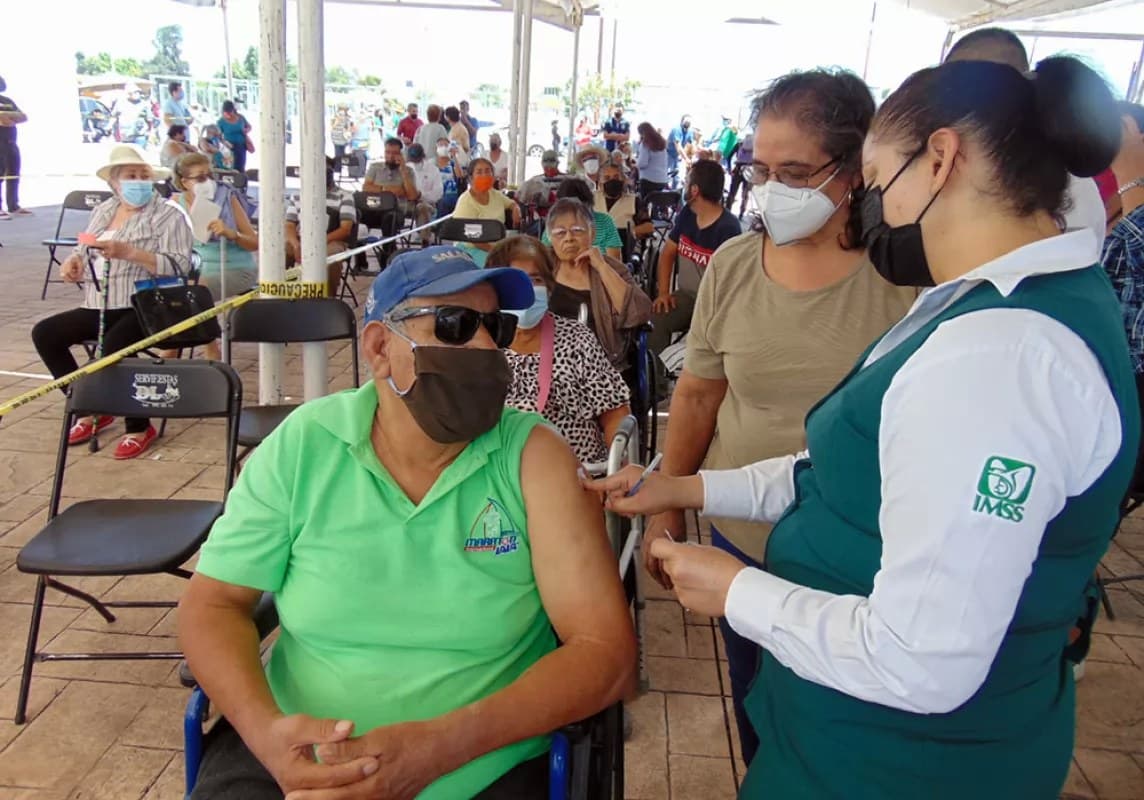 Llega vacunación de mayores de 40 años y embarazadas a Tepic