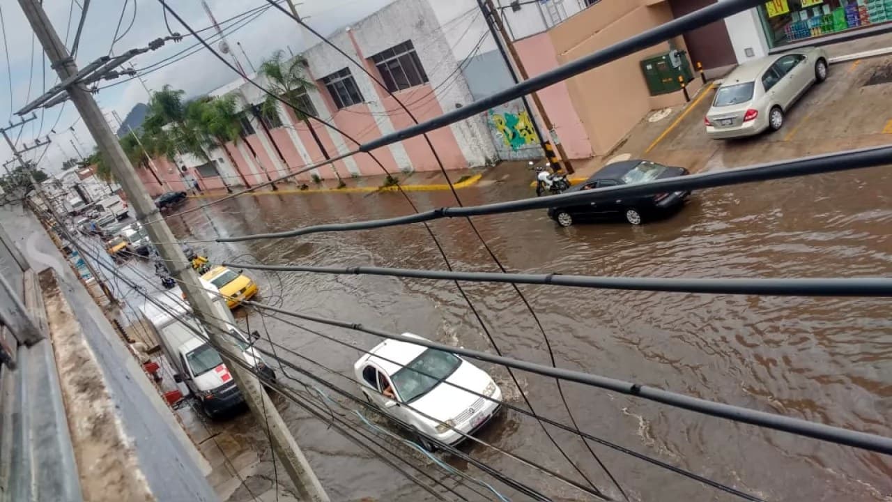 Laguna pluvial de avenida Independencia provoca graves daños a automovilistas