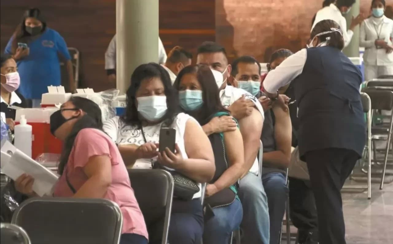 Municipios de BC vacunarán contra Covid-19 a mayores de 18 años