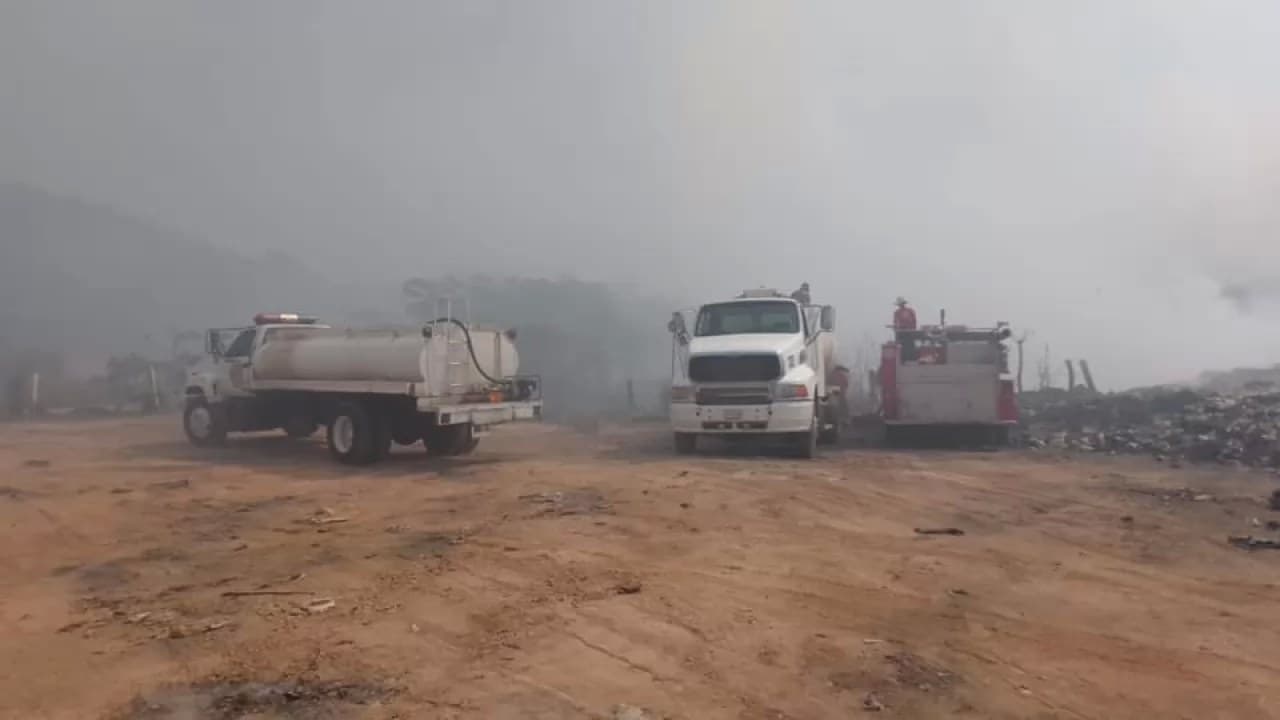 Incontrolable incendio del basurero municipal de Compostela