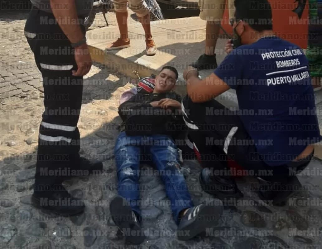 Otro motociclista accidentado en pleno Centro de Puerto Vallarta