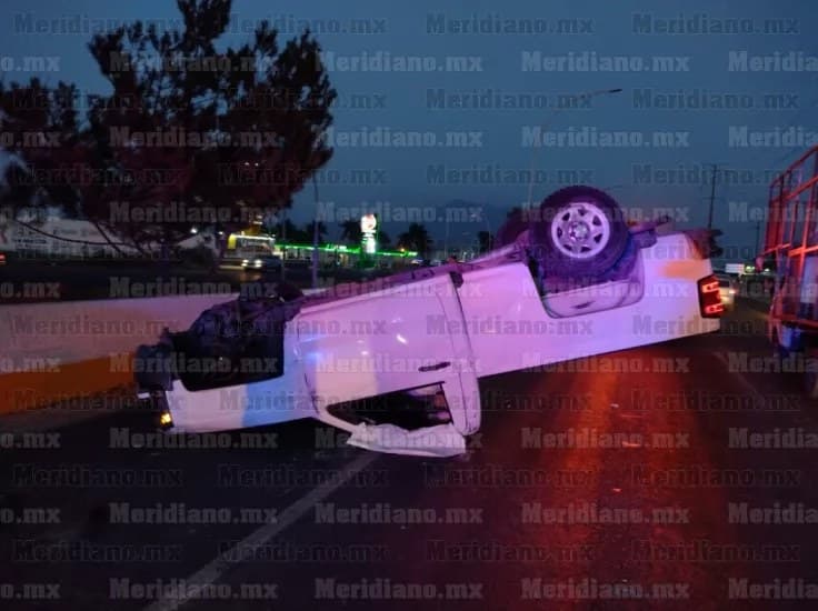 Dos heridos tras aparatosa volcadura en el Libramiento