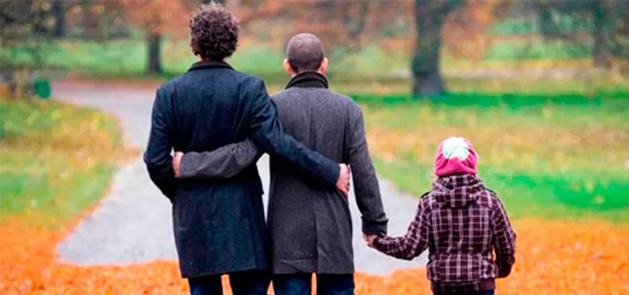 Nada impide la adopción a parejas homoparentales