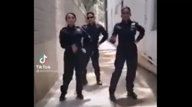 Investigan a policías de Michoacán por bailar en TikTok