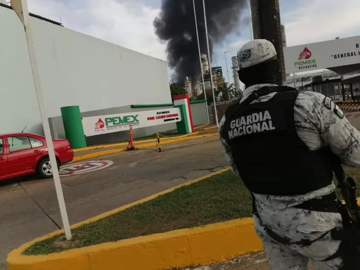 Siete heridos tras incendio en refinería Lázaro Cárdenas