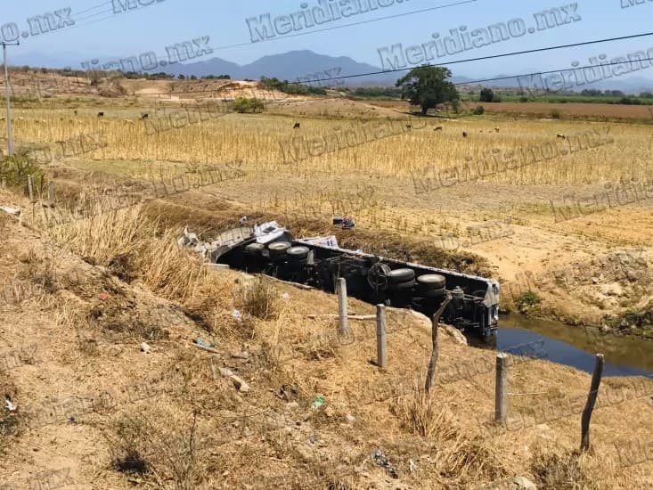 ¡trailer chocó y se volcó en municipio de tomatlán!
