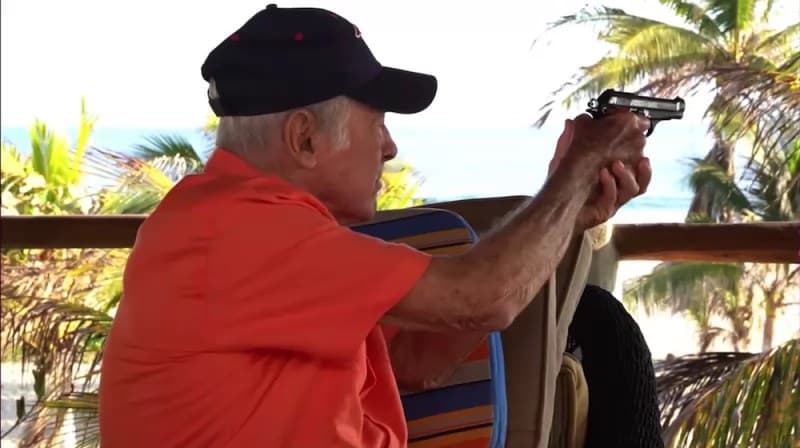 VIDEO: Andrés García acciona arma de fuego en plena entrevista