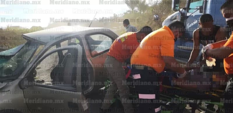 Rescatan a jovencita tras aparatoso choque en el tramo Xalisco-Compostela