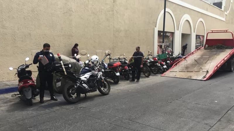 Motociclista despistada, estaciona unidad sobre zona prohibida y se la llevan al corralón