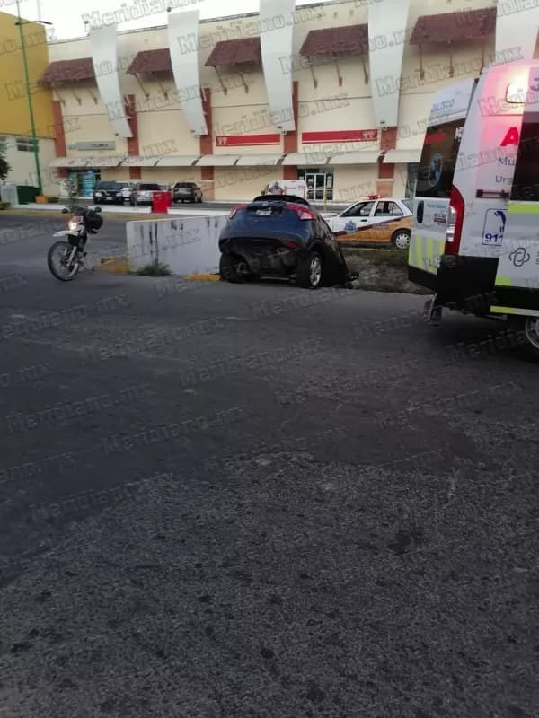 ¡camioneta choco y cayo a un canal!