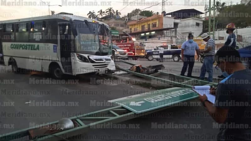 Camión de pasajero tumba semáforo en el bulevar Riviera Nayarit