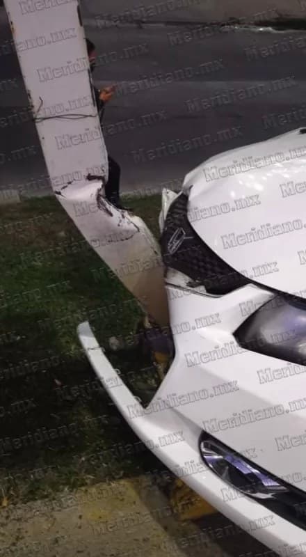 Chocó contra un poste frente a la agencia mercedes