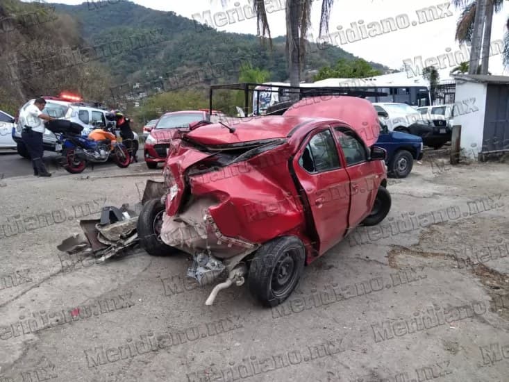 ¡camion chocó y destrozó un auto!
