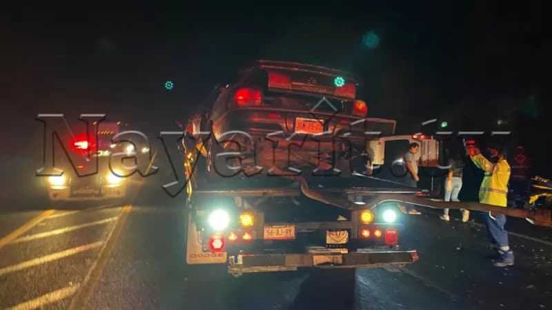 Combi termina volcando en la Autopista Tepic-Mazatlán