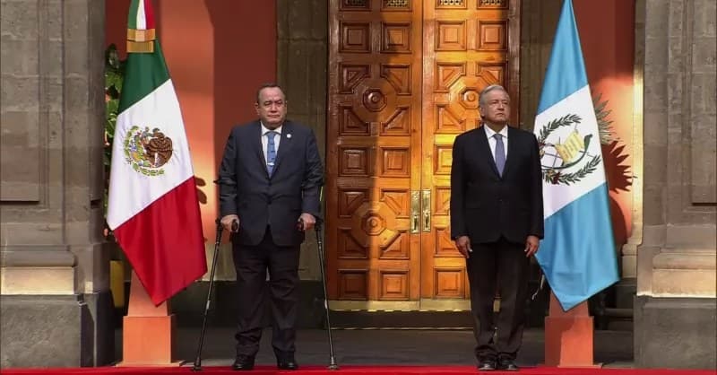 Recibe AMLO al presidente de Guatemala en Palacio Nacional