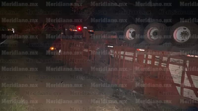 Aparatosa volcadura de tráiler en la carretera Tepic-Mazatlán
