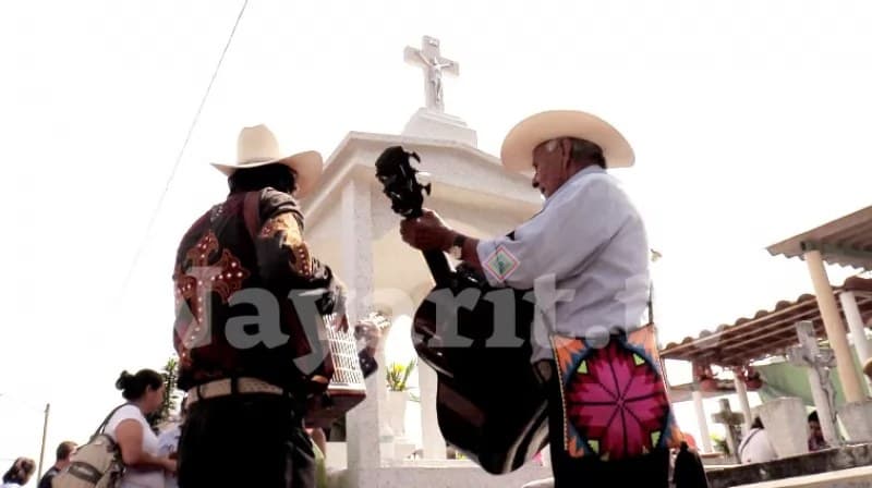 Permitirá Tepic serenatas en panteones este Día de las Madres
