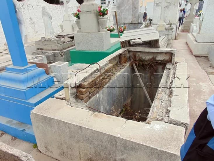 Tumbas abiertas en el panteón Hidalgo son un peligro para los visitantes: denuncian