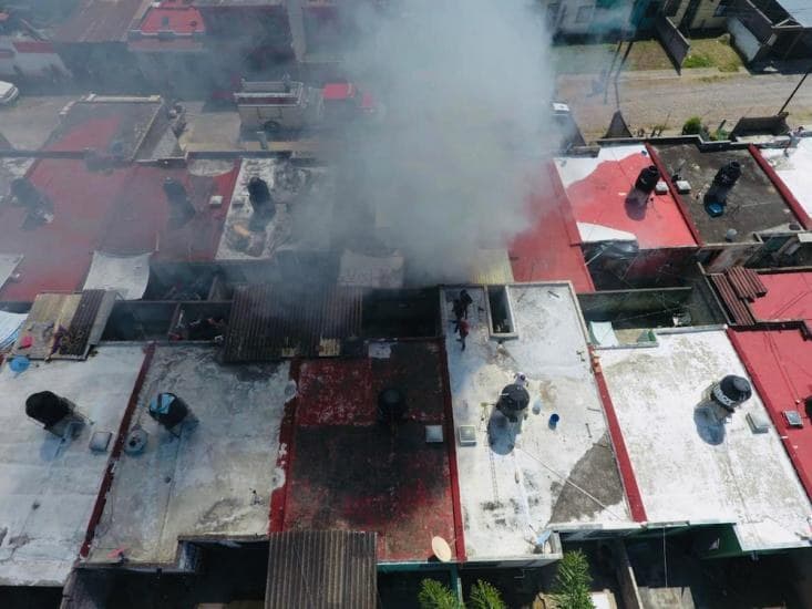 Tepic. Arde casa en Vistas de la Cantera