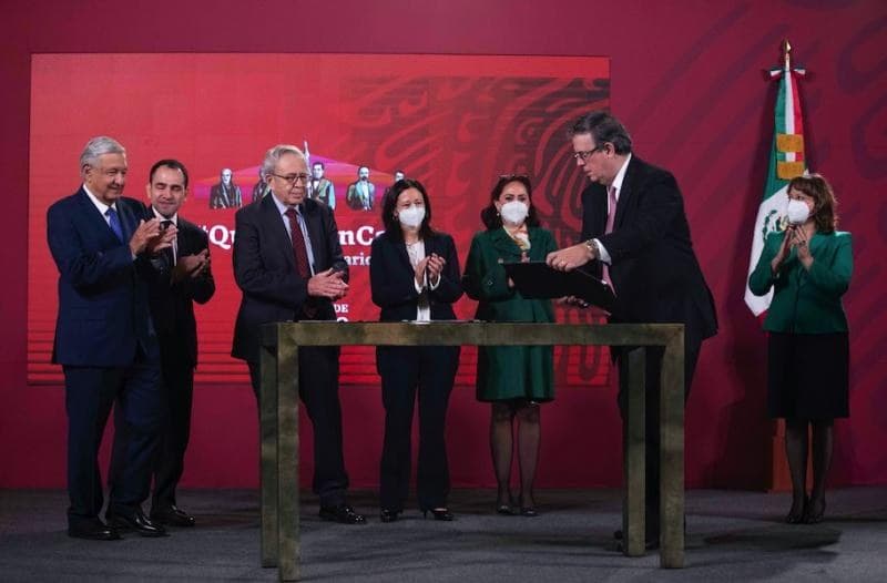 México firma un acuerdo que le garantiza 100 millones de dosis de vacunas contra el COVID-19