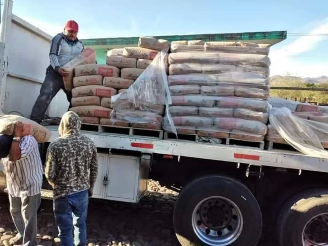 Fugio Ortiz y Myleiby Estrada llevan programas sociales a Amatlán de Cañas