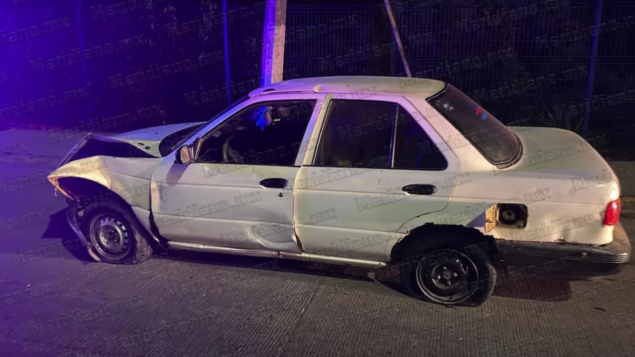 Destrozado abandonan Tsuru frente Plaza La Iguana