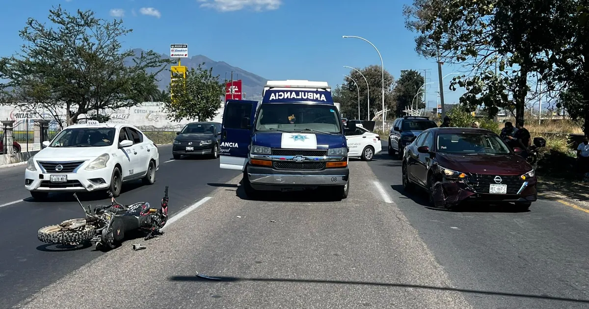 Accidente de motocicleta en Libramiento de Mazatlán deja una mujer lesionada