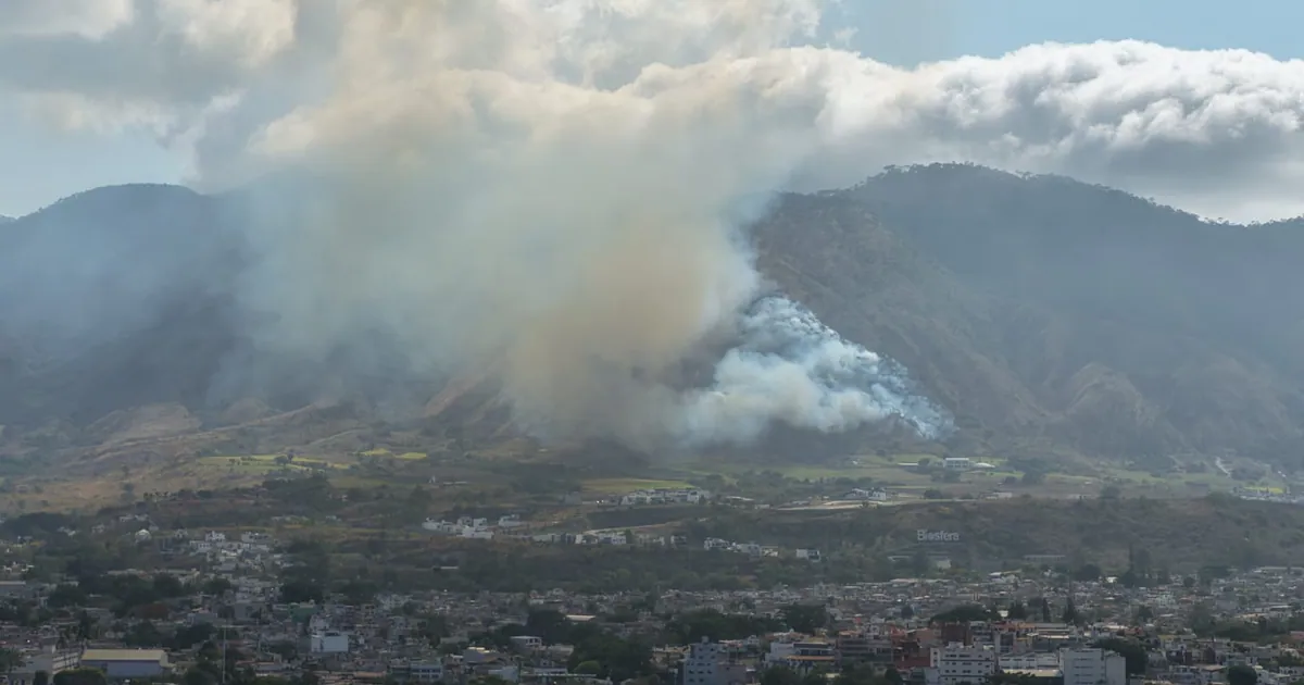 Incendio forestal amenaza el Cerro de San Juan y refuerzan combate en Tepic