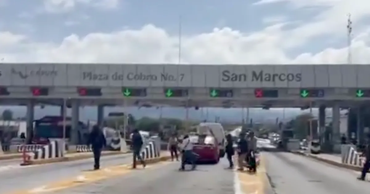CNTE toma casetas en seis estados y permite libre paso vehicular
