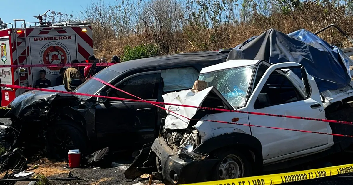 Choque frontal deja dos muertos y 15 heridos en carretera de Santa María del Oro