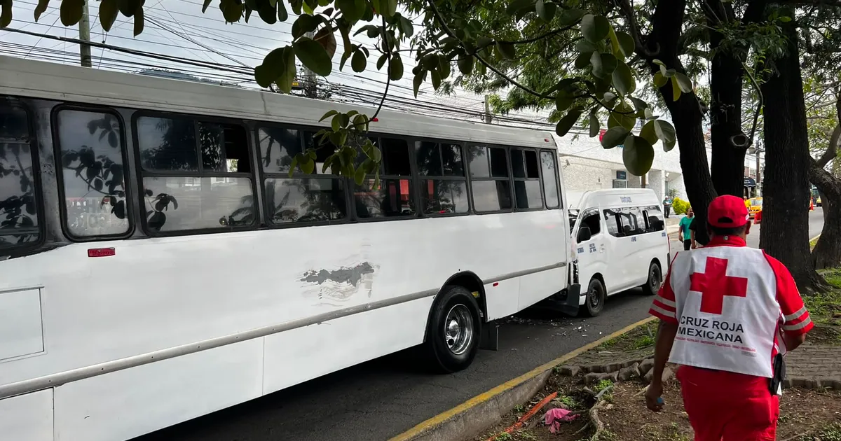 Choque por alcance entre combi y camión deja tres heridos en Av. Insurgentes