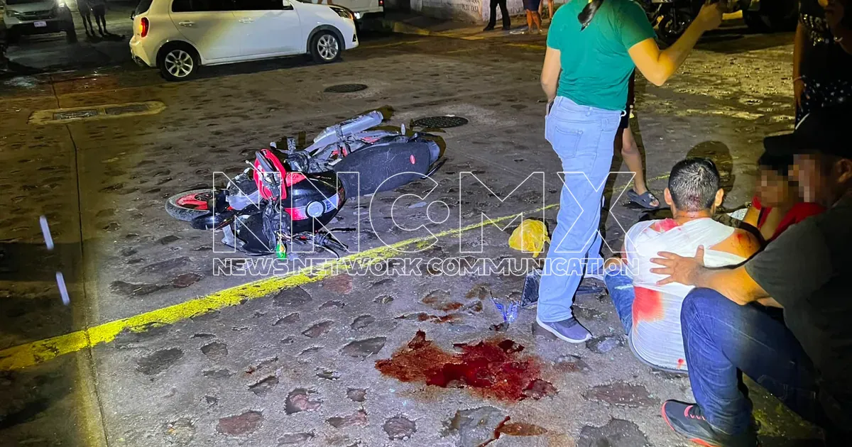 Choque entre moto y Nissan March deja conductor herido en López Mateos