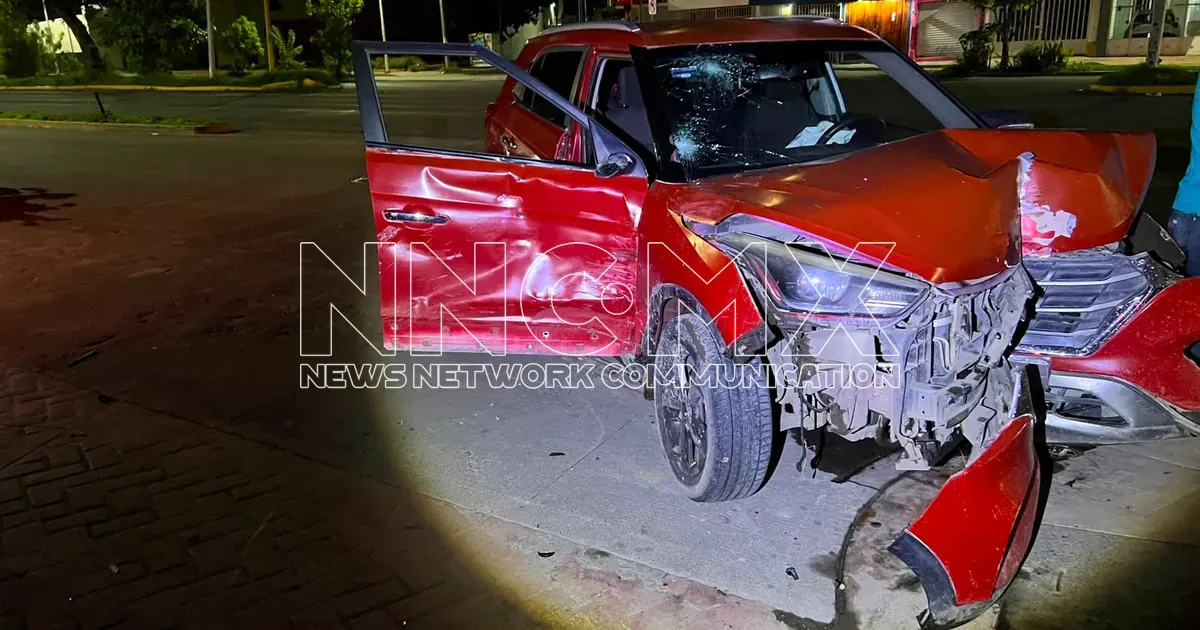 Choque entre camioneta y moto deja dos mujeres lesionadas en Tepic