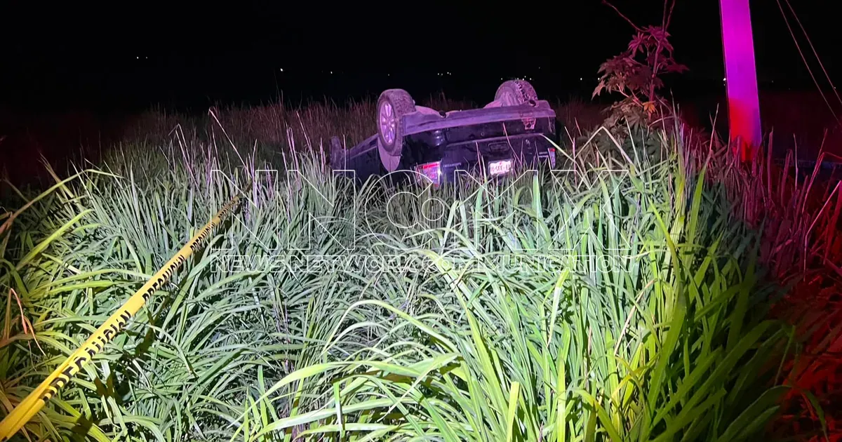 Conductor ebrio vuelca camioneta y deja rastro de daños cerca de la Arena Cora