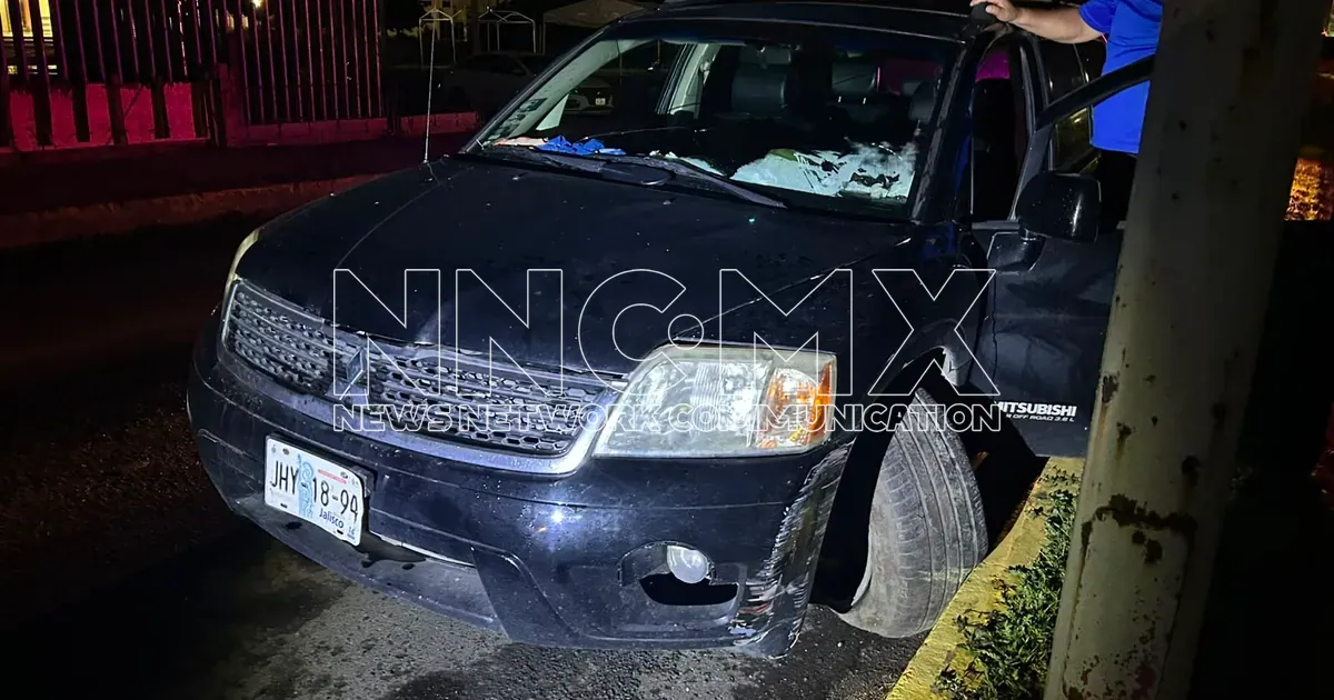 Conductor ebrio derriba luminaria y provoca accidente en Av. de la Salud, Tepic (1 de 6)