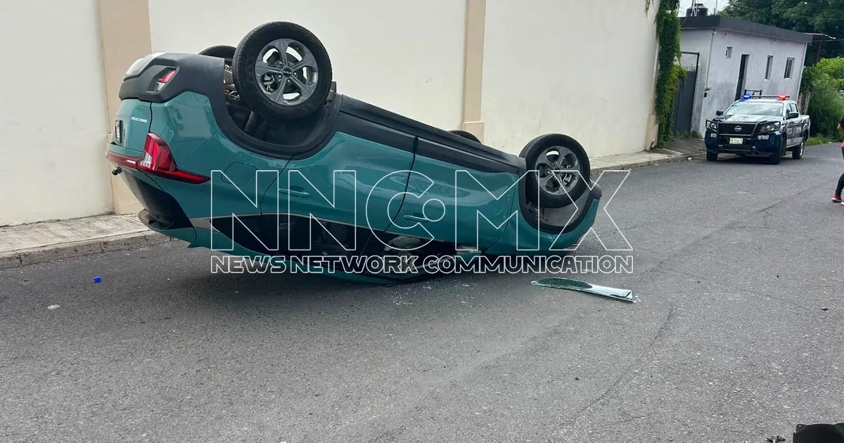 Volcadura de Kia Seltos en colonia Peñita deja daños materiales en Tepic (1 de 8)
