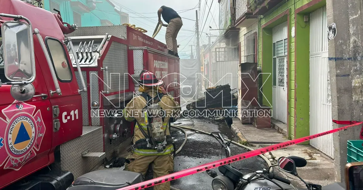 Incendio en mueblería de Tepic deja tres personas atendidas por humo