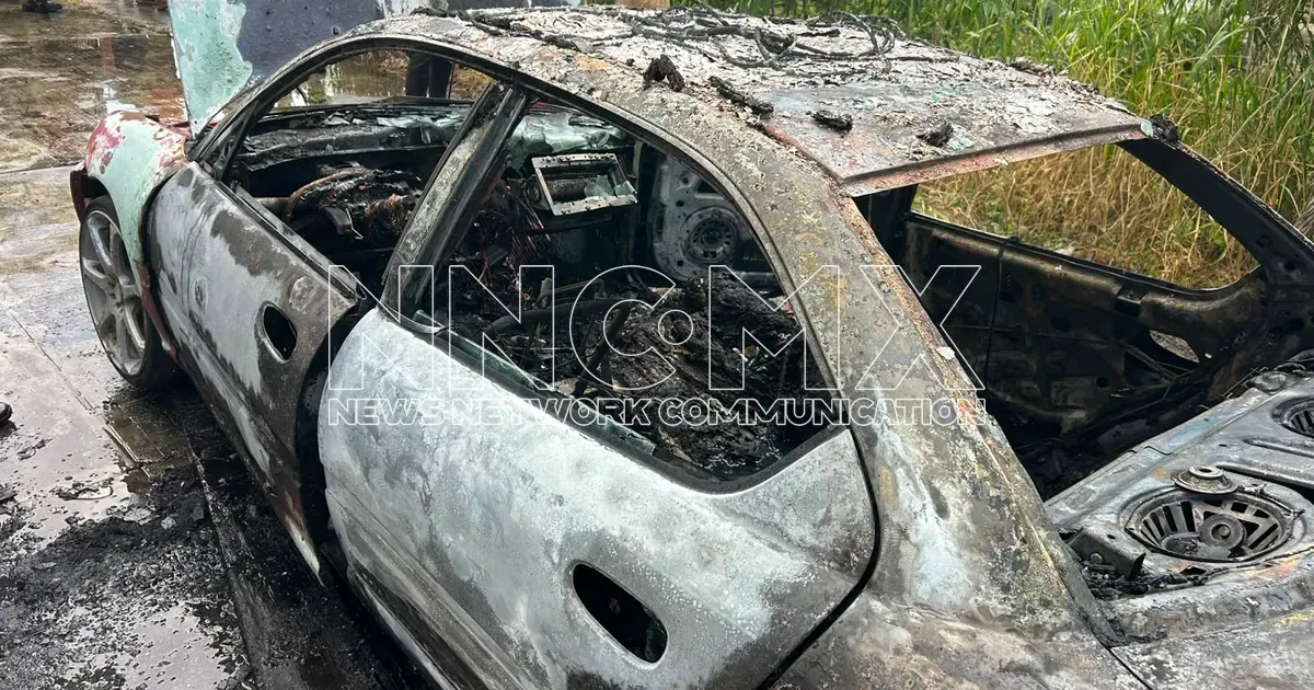 Incendio provocado consume vehículo en predio federal junto al río Mololoa (1 de 6)