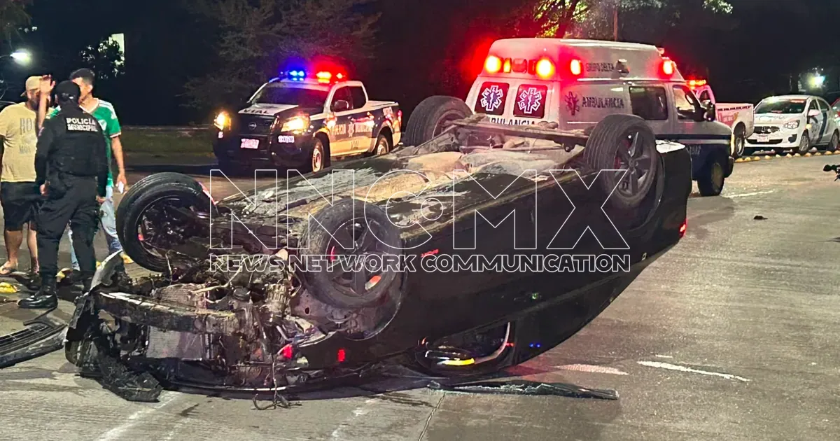 Vuelca Jetta negro en curva del Conalep sobre Avenida México por exceso de velocidad
