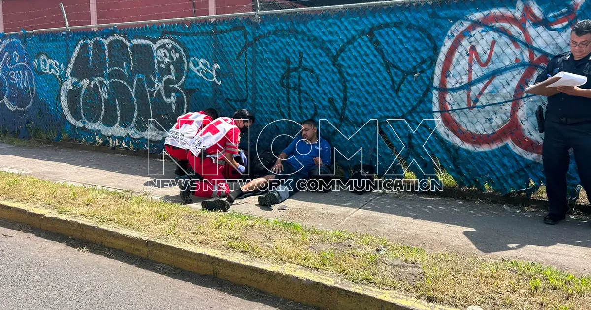 Motociclista derrapa y queda bajo camión tras maniobra de taxi en Tepic