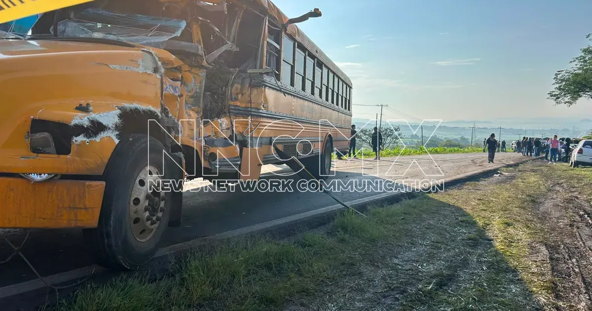 Choque entre camión de transporte y volteo deja cerca de 50 lesionados en carretera Tepic-La Jara