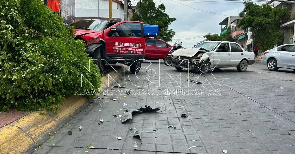 Choque frontal en Victoria y Puebla deja una menor lesionada y camioneta incrustada en árbol