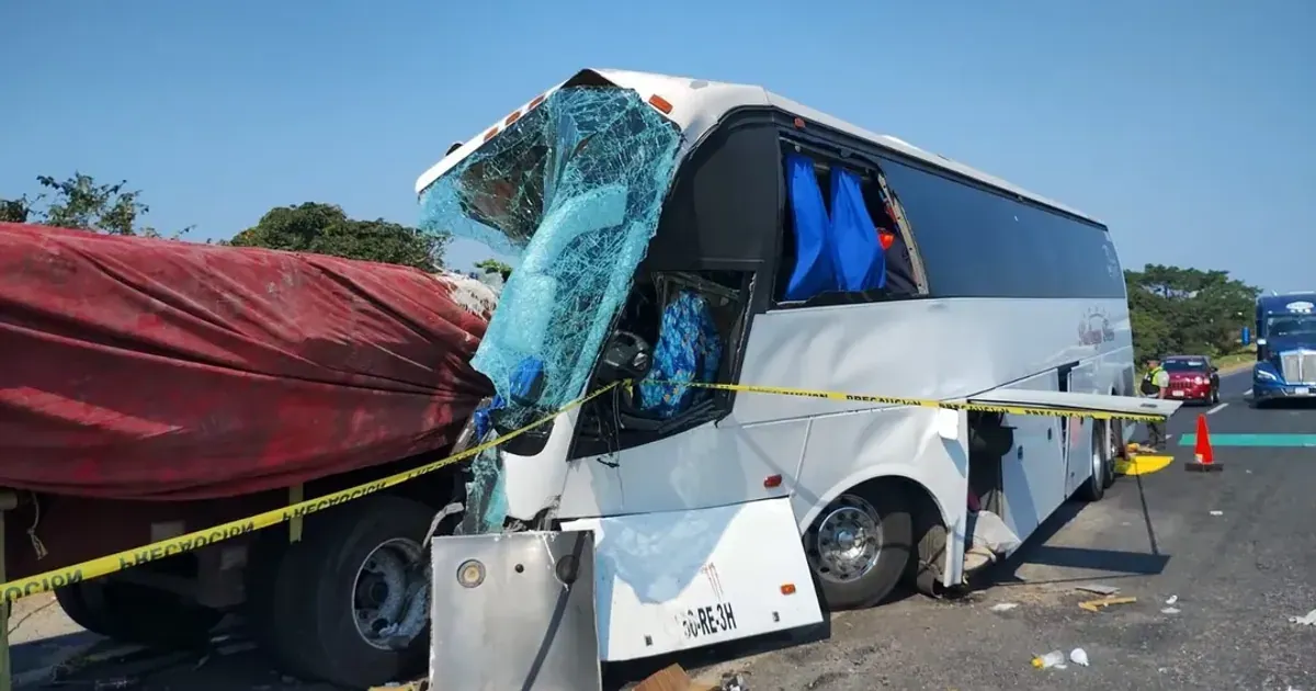 Tragedia en autopista de Veracruz deja cuatro muertos, entre ellos un recién nacido