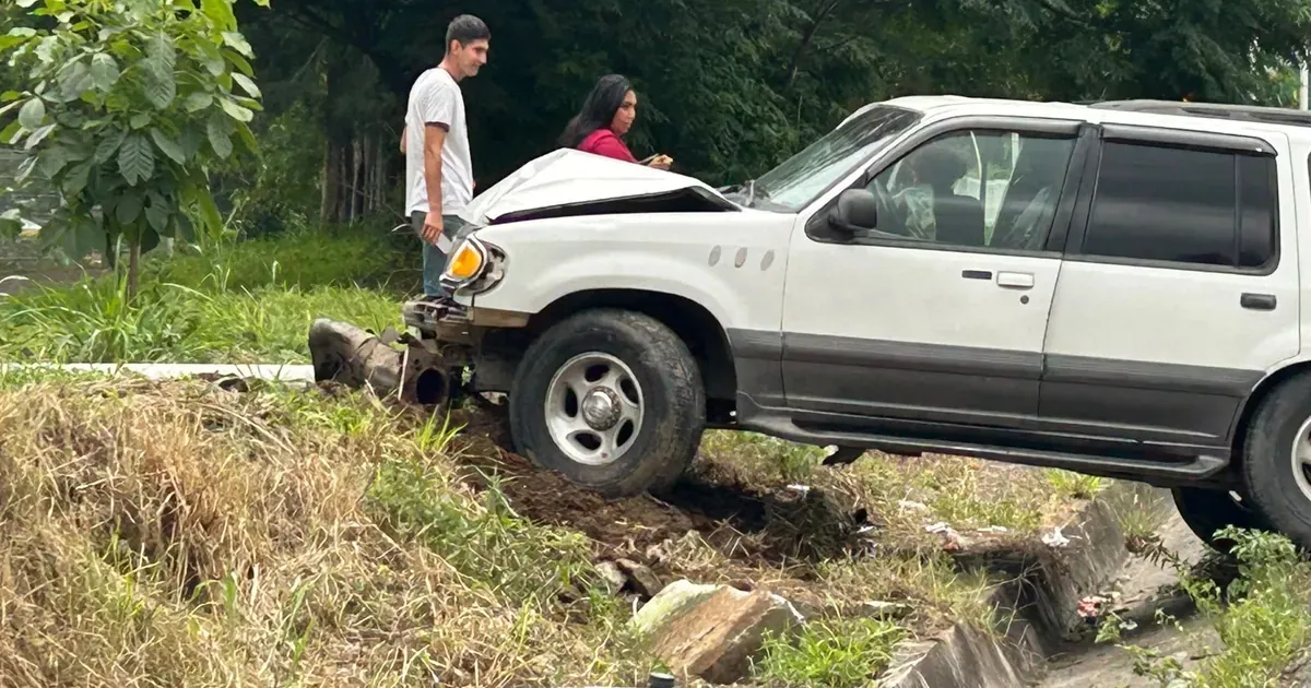 Conductor en presunto estado de ebriedad pierde el control y choca contra una luminaria en el libramiento carretero de Tepic