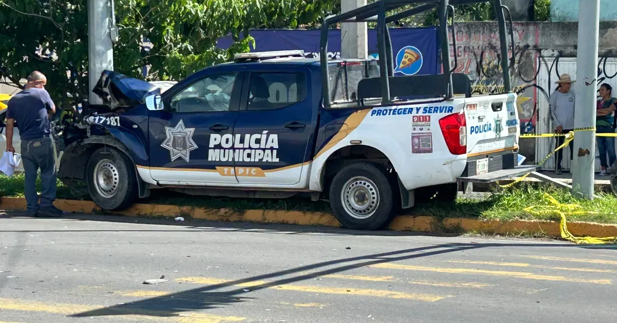 Choque entre patrulla municipal y automóvil deja tres personas lesionadas en Avenida Tecnológico